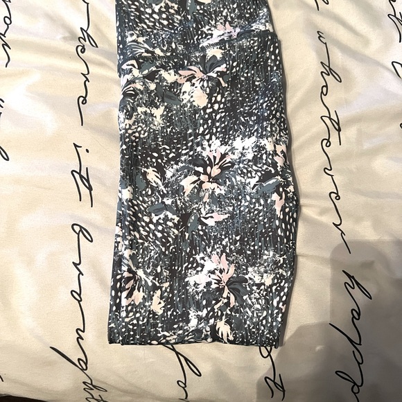 GAIAM Capri Yoga Leggings - Picture 2 of 4